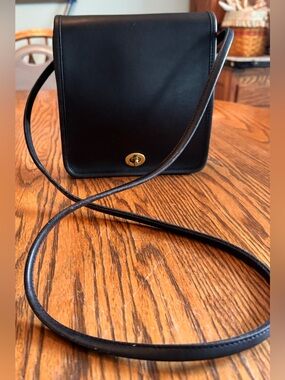VTG COACH Compact Black Leather Crossbody Turn Knob Bag Made in USA Irreg Pre-94
